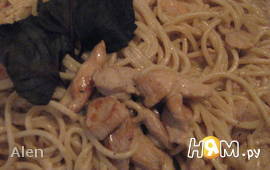 Спагетти с курицей в сливочном соусе 