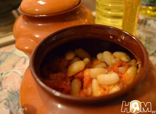 Рецепт Фасоль под томатным соусом в горшочках