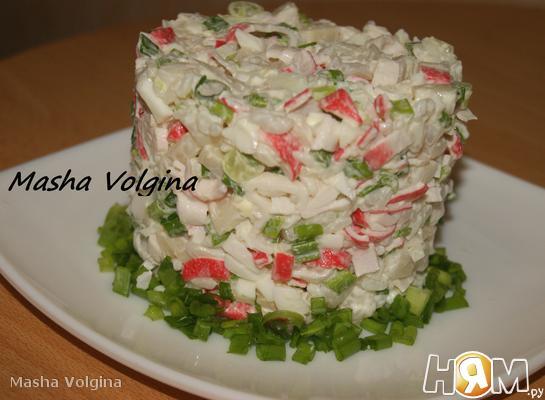 Вкусный «Королевский» салат с кальмарами и красной икрой
